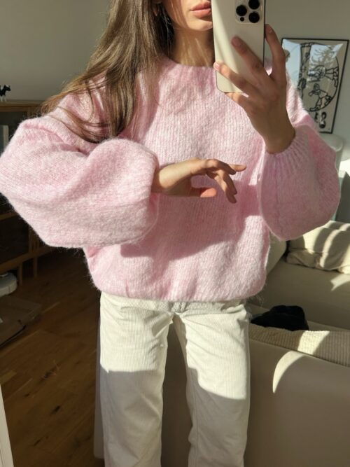 A02 Amore Cloud Knit – pudrowo-różowy sweter oversize