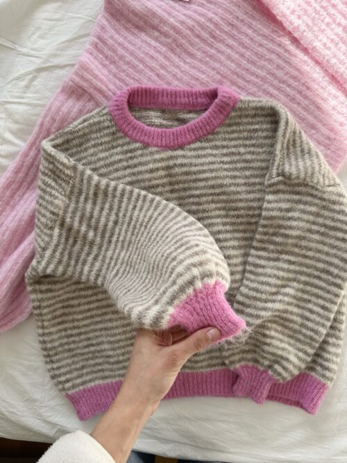 A03 Amore Milano Stripe Sweater – sweter w paski z różem