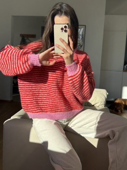 A01 Amore Stripes Sweater – czerwono-różowy sweter oversize